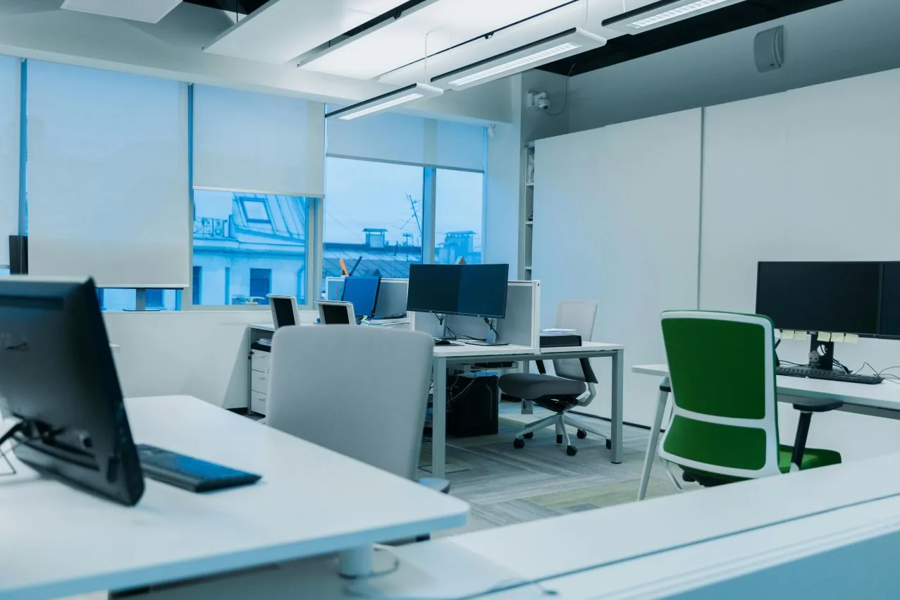 Office desks with computers running Microsoft 365 set up by Netbus